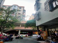 近市場路邊，朝南南路這邊。 城南市場