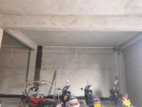 近大路邊。對(duì)面是升平小學(xué)。門口50米路。 河西市場(chǎng)