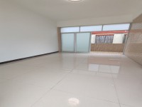 高中部附近6.5×9米，三面見光，前后8 高中部自建房